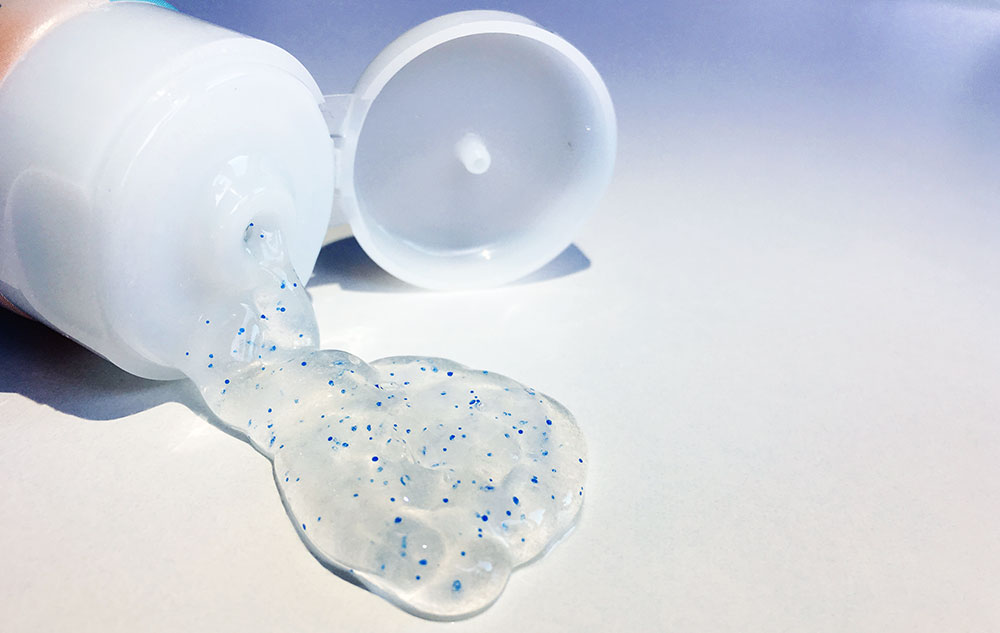 Magazin Mikroplastik - Gefahr aus der Tube Bild: naturalbeauty.de