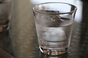 Magazin: Lacktastisch: 7 Tipps für perfekte Nägel, Eiswasser Bild: pixabay